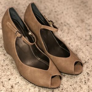 Tesori brown peep toe wedge